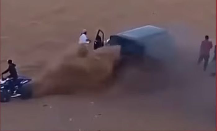 Gerak cepat pengendata ATV langsung menyemburkan pasir ke Toyota Land Cruiser  yang terbakar.