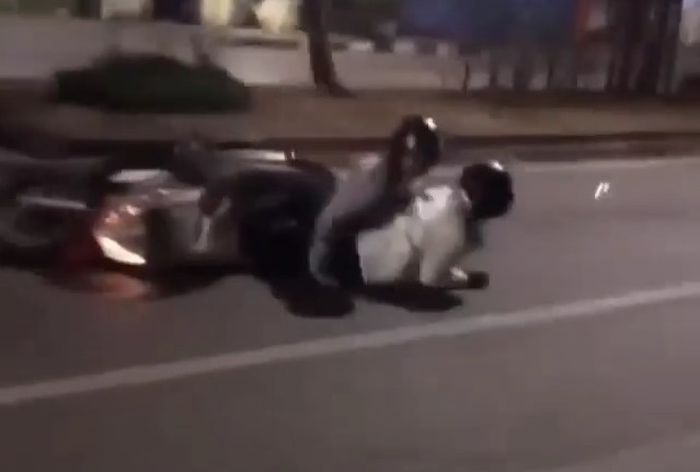 Tangkapan layar insiden kecelakaan pengendara Honda Vario Techno yang ugal-ugalan di jalanan Kota Bandung.