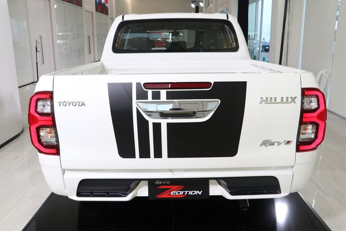 Tampilan belakang Toyota Hilux Razer Revo Z Edition 