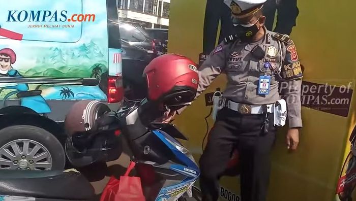 Honda BeAT yang meminjam pelat nomor Yamaha NMAX untuk kelabuhi petugas penyekatan ganjil genap di Puncak, Bogor, Jawa Barat