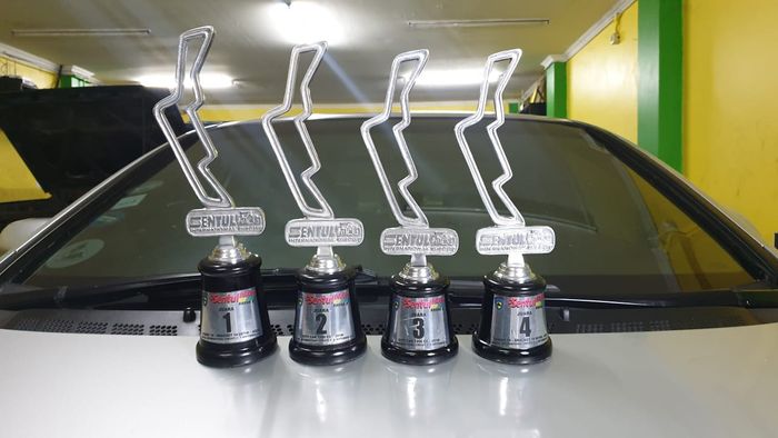 Sejumlah piala yang berhasil didapatkan YT Auto Service dalam gelaran Sentul Drag Fest Seri 3 2021