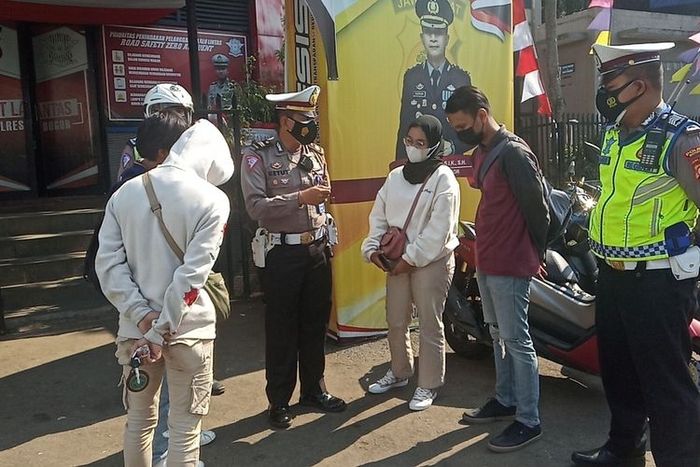 Pengendara Yamaha NMAX dan Honda BeAT yang bersekongkol tipu polisi untuk lolos ganjil genap di Puncak, Bogor, Jawa Barat