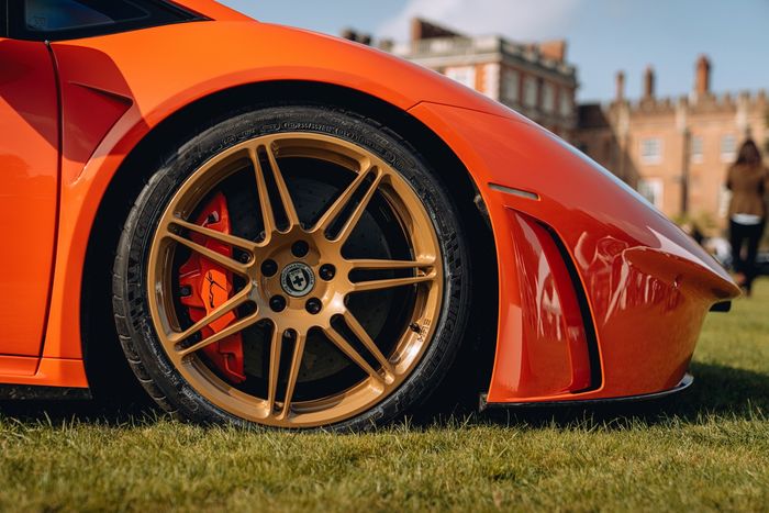 Modifikasi Lamborghini Huracan pakai pelek palang warna emas