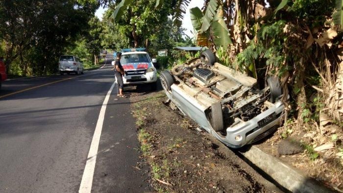 Toyota Avanza terbalik usai pecah ban