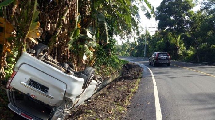 KOndisi Toyota Avanza yang terbalik di got