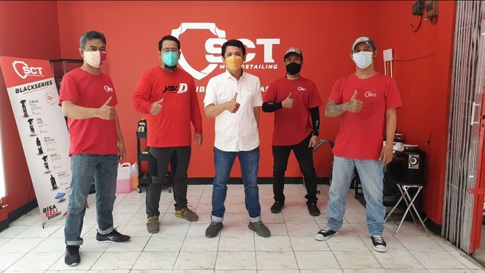Mohammad Rizki Elrivany, Product Manager SCT Indonesia (tengah) dan tim saat meresmikan outlet SCT Jatibening Bekasi (6/9/2021)