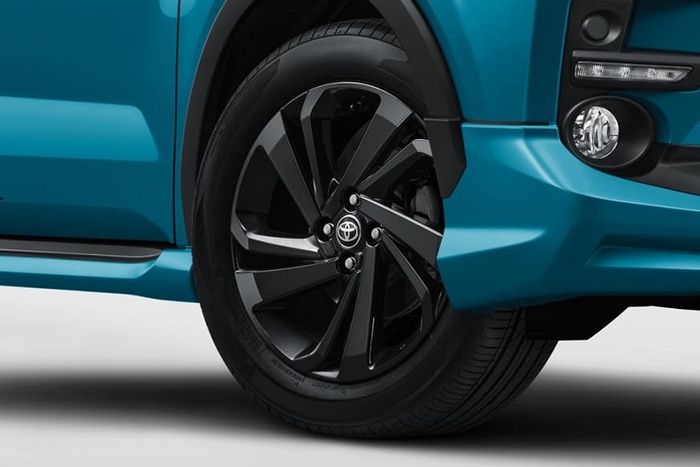 Pelek hitam pada varian 1.2 membuat kesan sporty terpancar ketika dibawa ke jalanan.