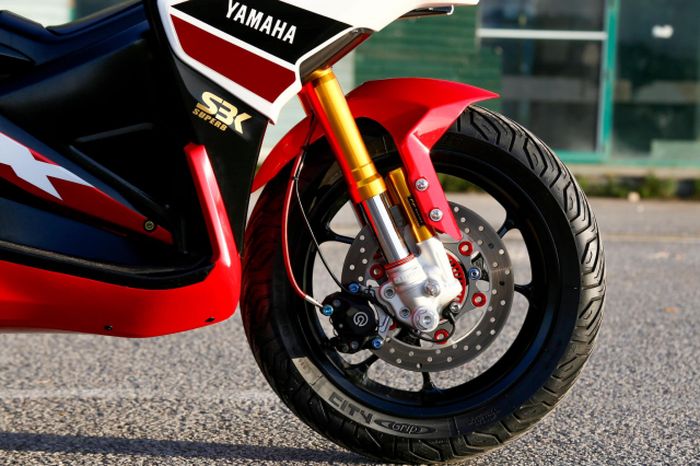 Garpu depan diupgrade pakai upside down Racingboy dan dilengkapi pengereman baru