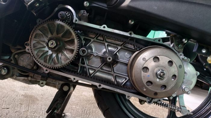 Sil pulley depan rembes dibiarkan membuat v-belt dan kampas ganda kotor karena terkena oli mesin 