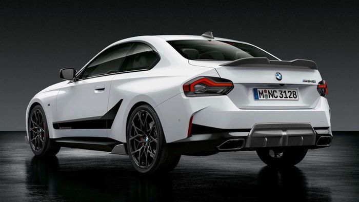 Tampilan belakang BMW Seri-2 Coupe baru dengan add-on M Performance