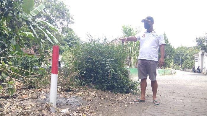 Heky Prihantoro, Jogoboyo (Kasi Pemerintahan) Kalurahan Tirtoadi menunjukan patok proyek tol Yogyakarta-Bawen di Sanggrahan, Tirtoadi, Mlati, Sleman