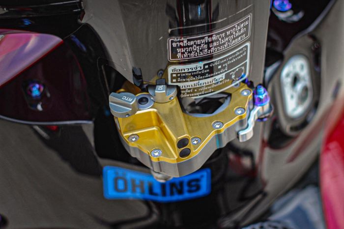 Di bagian leher terpasang steering damper Ohlins