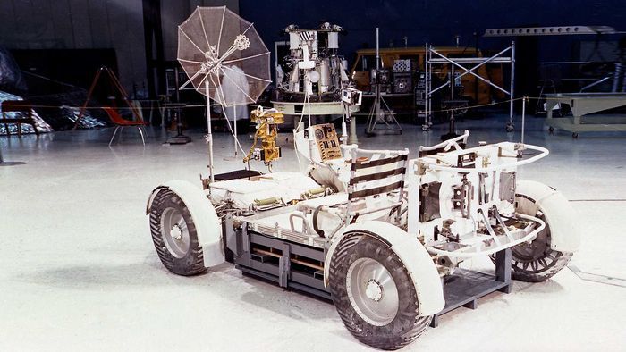 Lunar Roving Vehicle (LRV) atau dikenal Moon Buggy.