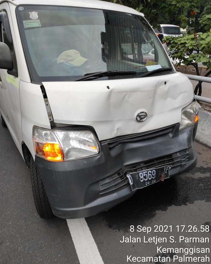 Kondisi Daihatsu Gran Max yang laka beruntun 4 mobil di tol depan Slipi Jaya, Jl S. Parman, Jakarta Barat