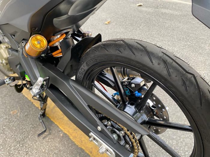 Shock belakang diganti dengan produk Ohlins