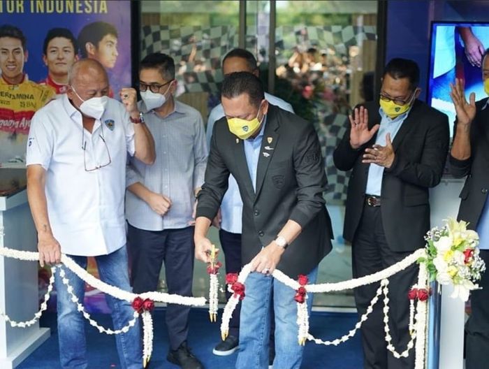 Suasana pemotongan pita oleh Ketua IMI sekaligus Ketua DPR-RI ke-20, Bambang Soesatyo, menandakan diresmikannya gedung baru IMI Pusat