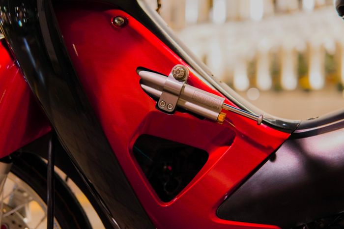 Di bagian lehernya terpasang steering damper Ohlins