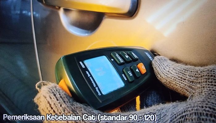 Teknisi sedang mengecek ketabalan cat. Standar berada di angka 90 - 120, lebih dari itu kemungkinan mobil pernah dicat ulang