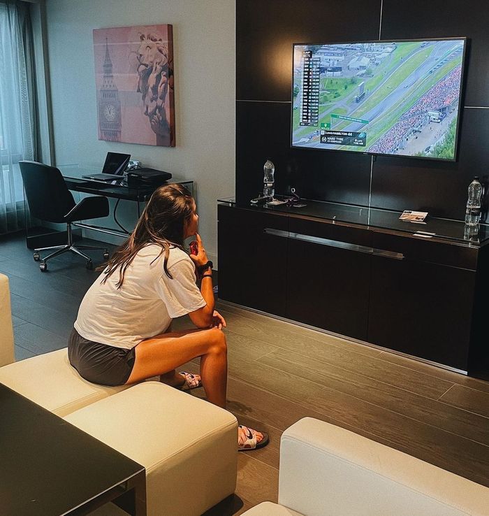 Emma Raducanu ketika sedang menonton ajang balap F1.