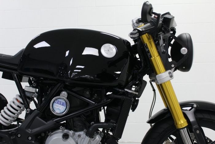 Tangki dibuatkan baru dan diberi cover karbon dengan desail ala BMW R100