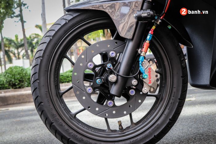 Kaki-kakinya istimewa dengan pengereman berkaliper Brembo dan cakram keramik