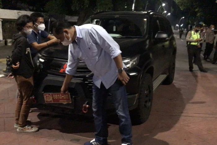 Polisi menangkap pengemudi Mitsubishi Pajero Sport yang menggunakan pelat Denma Mabes TNI palsu di Kebayoran Baru, Jaksel