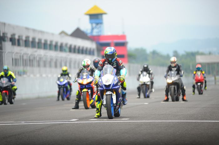 Line up di starting grid untuk melepas kangen momen start saat balap