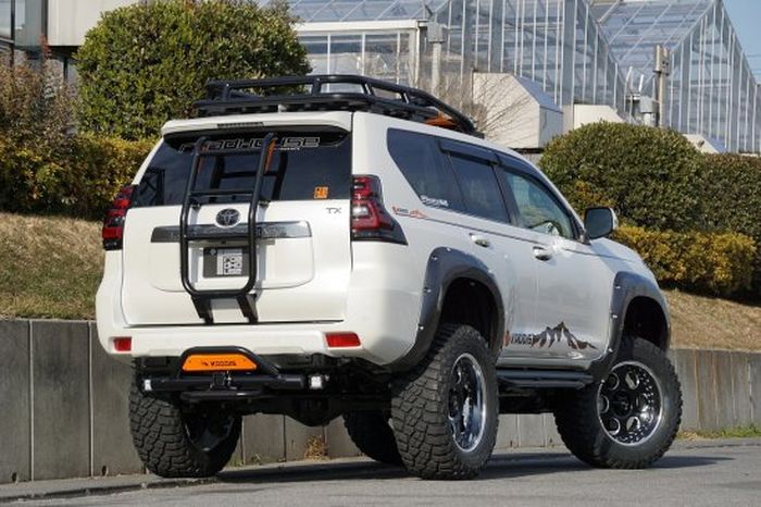 Tampilan belakang modifikasi Toyota Land Cruiser Prado tampil gagah