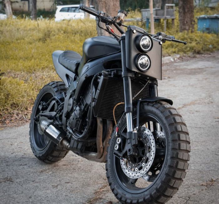 Yamaha R6 custom scramblertracker di bengkel D Garage Custom