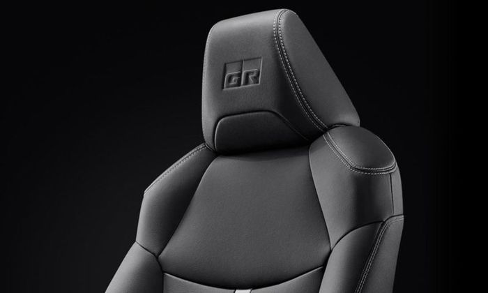 Emblem GR Sport disematkan pada headrest di kabin Toyota Corolla Cross