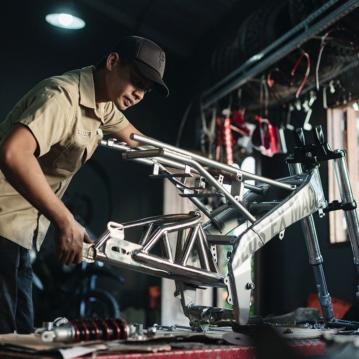 Swingarm dibuatkan baru dengan model tralis