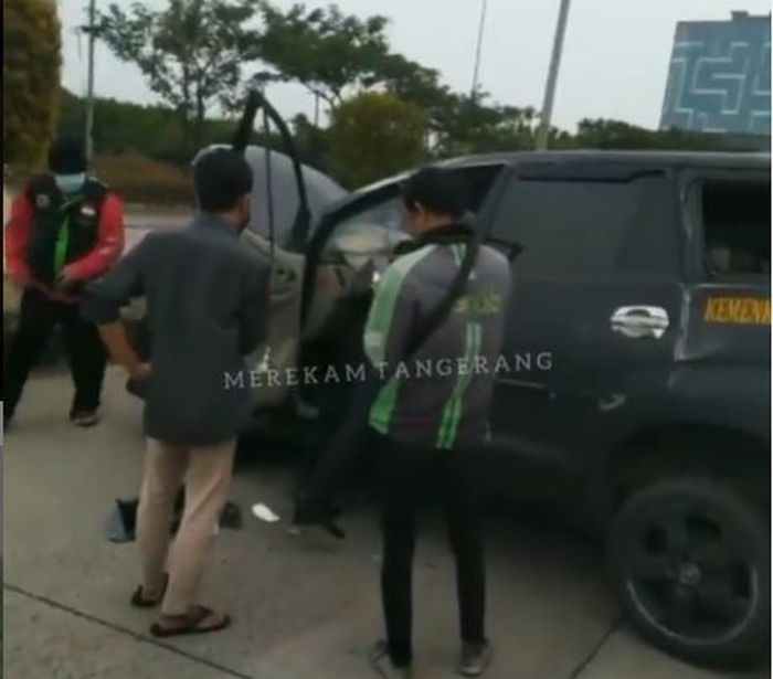 Warga mengerumuni Toyota Kijang Innova milik Kanwil Kemenkumham Banten yang laka tunggal di Cipondoh, Tangerang