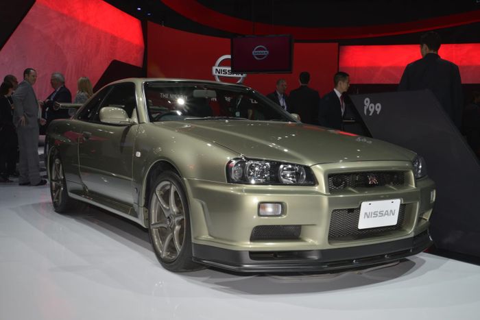 Nissan Skyline R34 dengan warna Millenium Jade