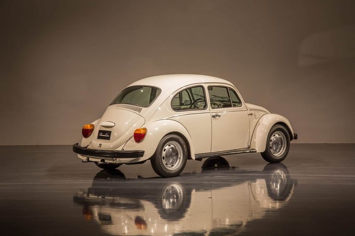 Tampak belakang VW Beetle atau VW Kodok yang dibuat jadi serasa tank.