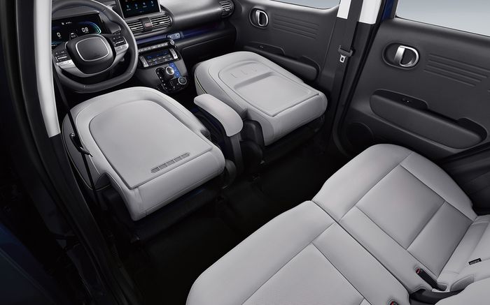 Hyundai Casper yang interior bagian depannya dilipat rata.