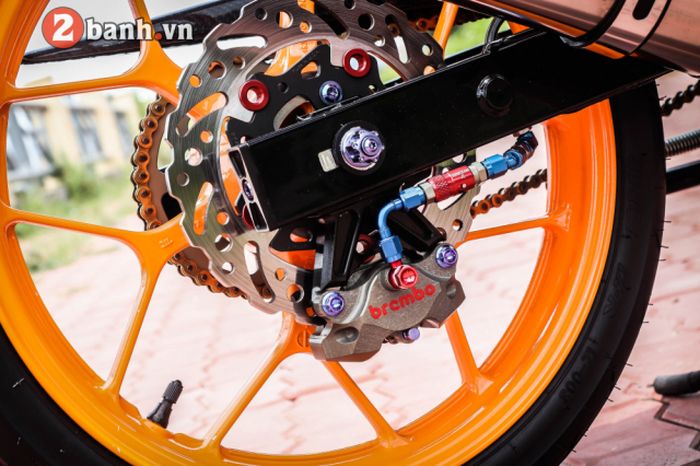 Rem belakang memakai kombo kaliper Brembo dan cakram Braketech seperti yang depan