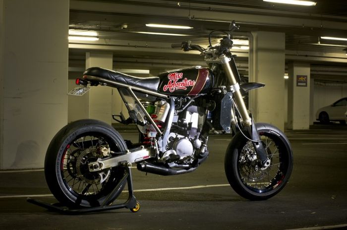 Subframe dirombak jadi lebih simpel dan diberi jok kustom