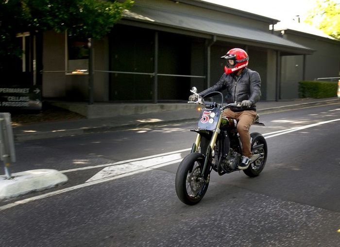 Suzuki DR-Z400SM street tracker/supermoto yang menawan