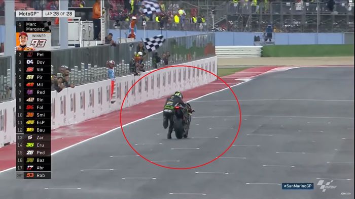 Momen ketika Johann Zarco mendorong Yamaha YZR-M1 miliknya menuju ke garis finish saat MotoGP San Marino 2017.