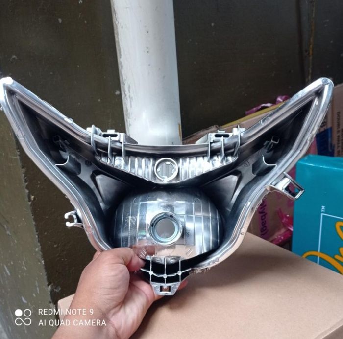 Plastik reflektor headlamp KW umumnya berwarna silver serta tidak ada lapisan sealer 