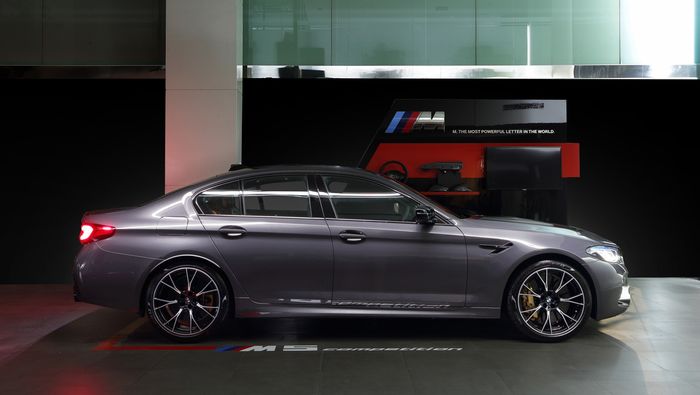 Tampak Samping BMW M5 Competition