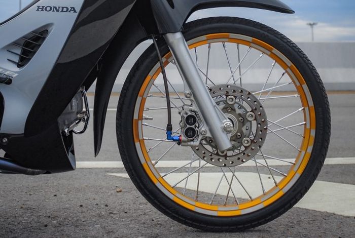 Kaki-kakinya diberikan pelek aluminium dan pengereman baru