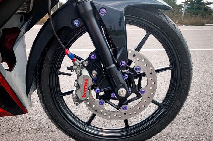 Kaki-kakinya makin impresif dengan pelek RCB dan kaliper Brembo