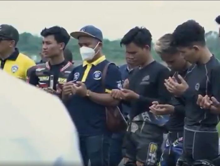 Para pembalap saat di Sirkuit road race, Zabak