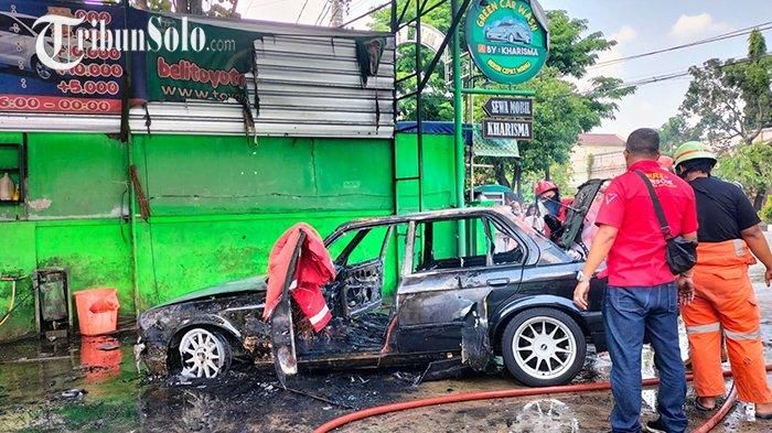 Petugas berhasil memadamkan api yang membakar BMW 318i di cucian mobil kawasan Jajar, Laweyan, kota Solo, Jateng