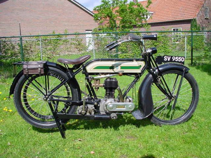 Salah satu motor zaman dulu dengan knalpot di sebelah kanan, yakni Triumph Model H.