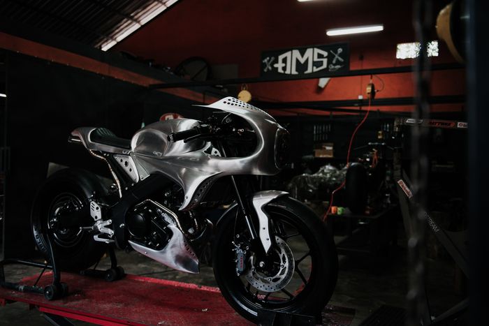 AMS Motorcycle Garage menerapkan identitasnya dan menekankan pada art untuk garapan XSR 155 dengan genre Caf&eacute; Racer yang dinamai &ldquo;Sang Macan&rdquo;