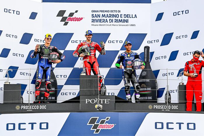 Enea Bastianini berdiri di podium MotoGP San Marino 2021 bersama dua pembalap tim pabrikan Ducati dan Yamaha (19/9).