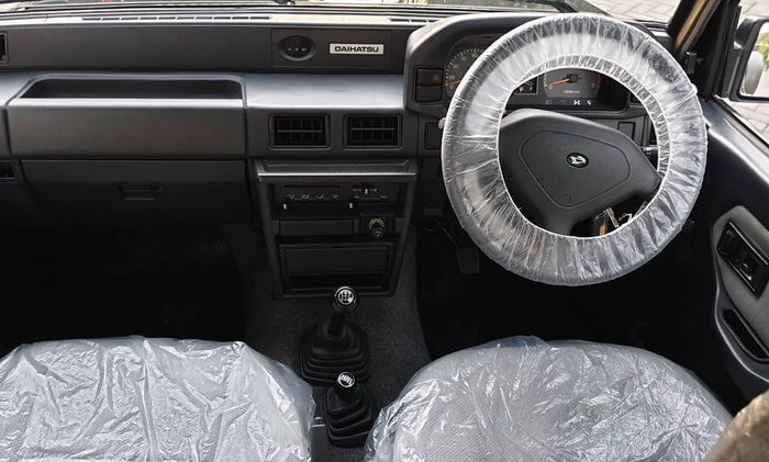 Interior Daihatsu TAFT GT F73 yang masih berbalut plastik pelindung