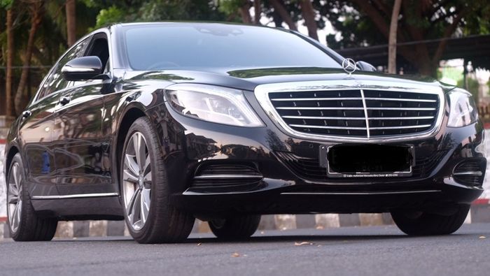 Mercedes-Benz S 400 L memiliki wheelbase panjang